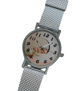 relógio de pulso prateado com foto